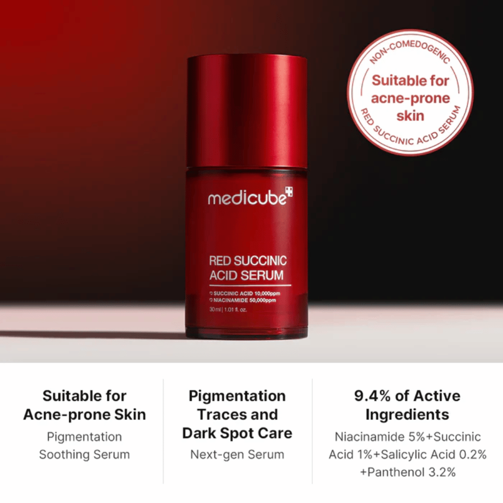 Medicube Red Succinic Acid Serum in einer roten Pumpflasche, entwickelt für zu Akne neigende Haut. Enthält 5 % Niacinamid, 1 % Bernsteinsäure, 0,2 % Salicylsäure und 3,2 % Panthenol, um Pigmentflecken zu reduzieren und die Haut zu beruhigen.
