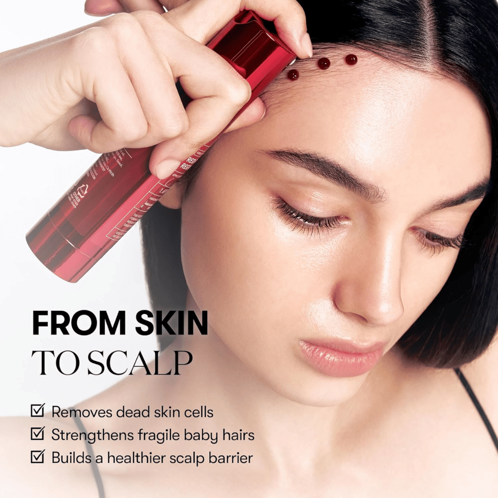 VT Cosmetics Red Booster Reedle Shot 100 wird entlang des Haaransatzes und in der Kopfhaut angewendet, um abgestorbene Hautzellen zu exfolieren, Babyhaare zu stärken und die Barriere der Kopfhaut zu verbessern.
