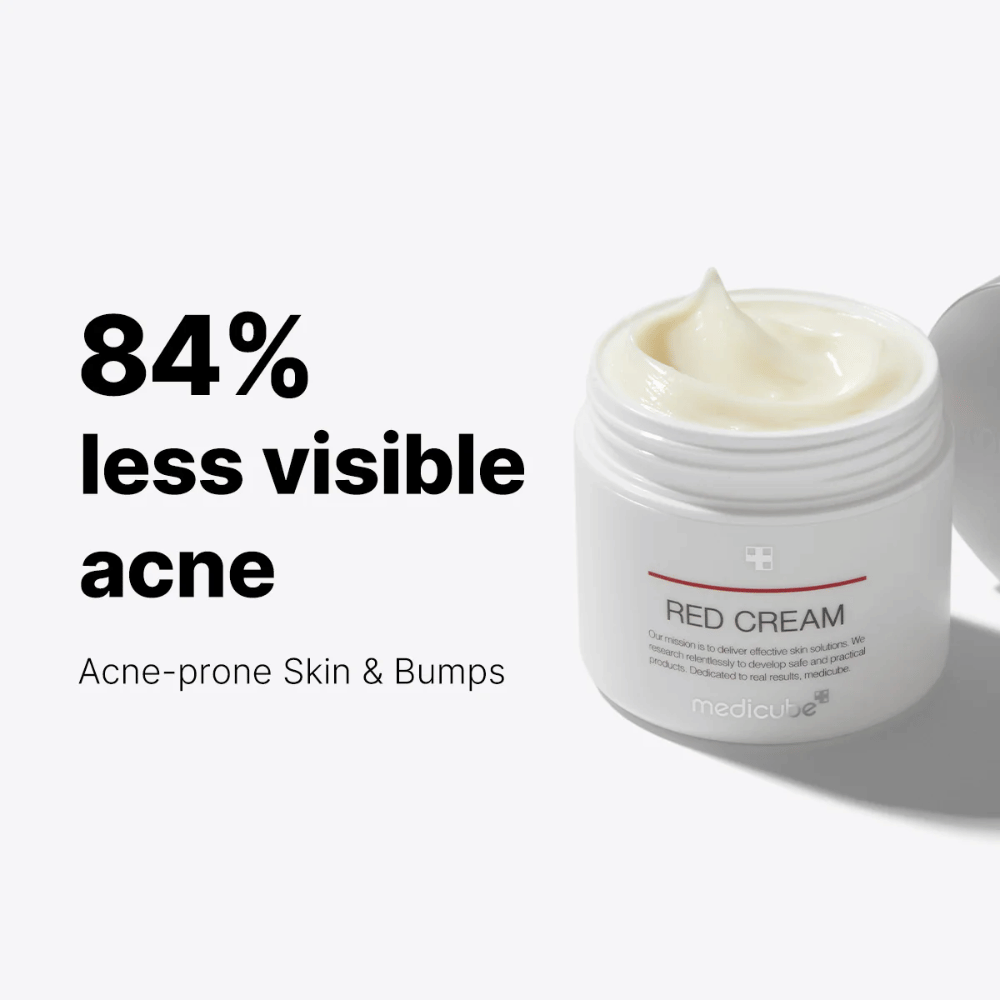 Offener weißer Behälter mit medicube Red Cream, eine Creme für zu Akne neigende Haut – zeigt 84 % Reduktion von sichtbarer Akne laut Text im Bild.