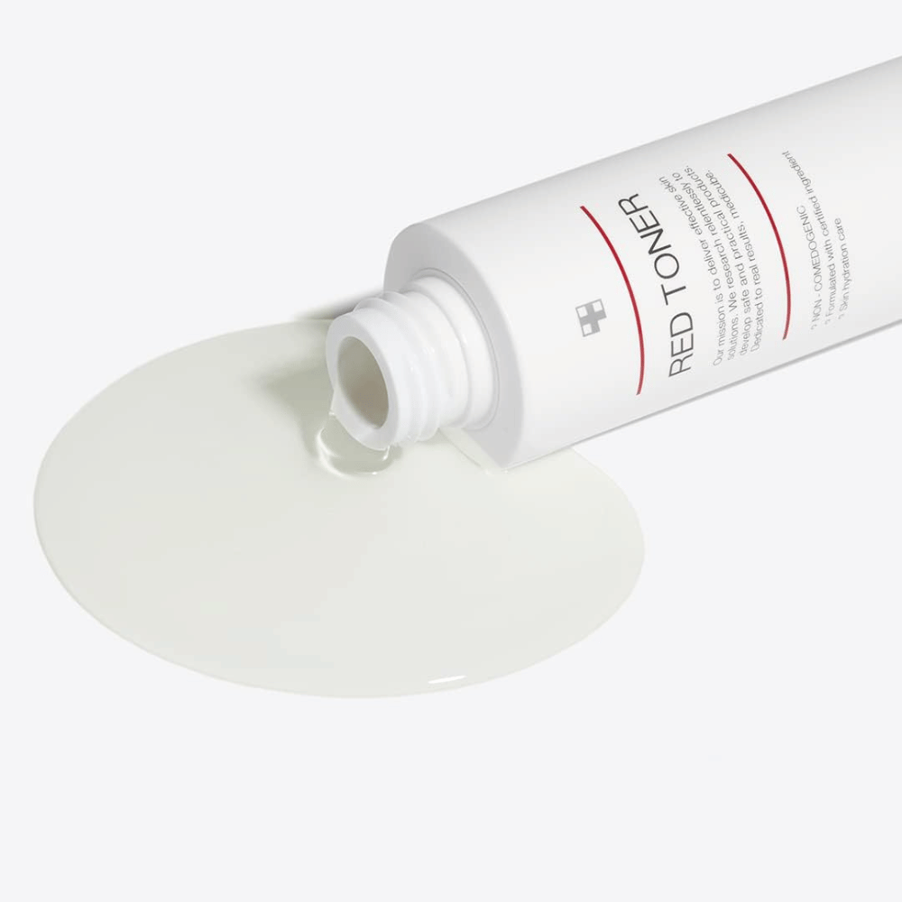 Offene Flasche mit medicube Red Toner, die auf eine weiße Oberfläche gegossen wird – zeigt die leichte und flüssige Konsistenz des Produkts.