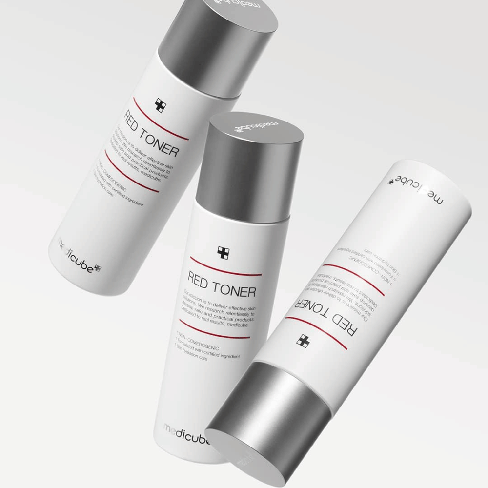 Drei Flaschen von medicube Red Toner mit Silberdeckel – ein feuchtigkeitsspendender und porenverfeinernder Toner, entwickelt für empfindliche und zu Akne neigende Haut.