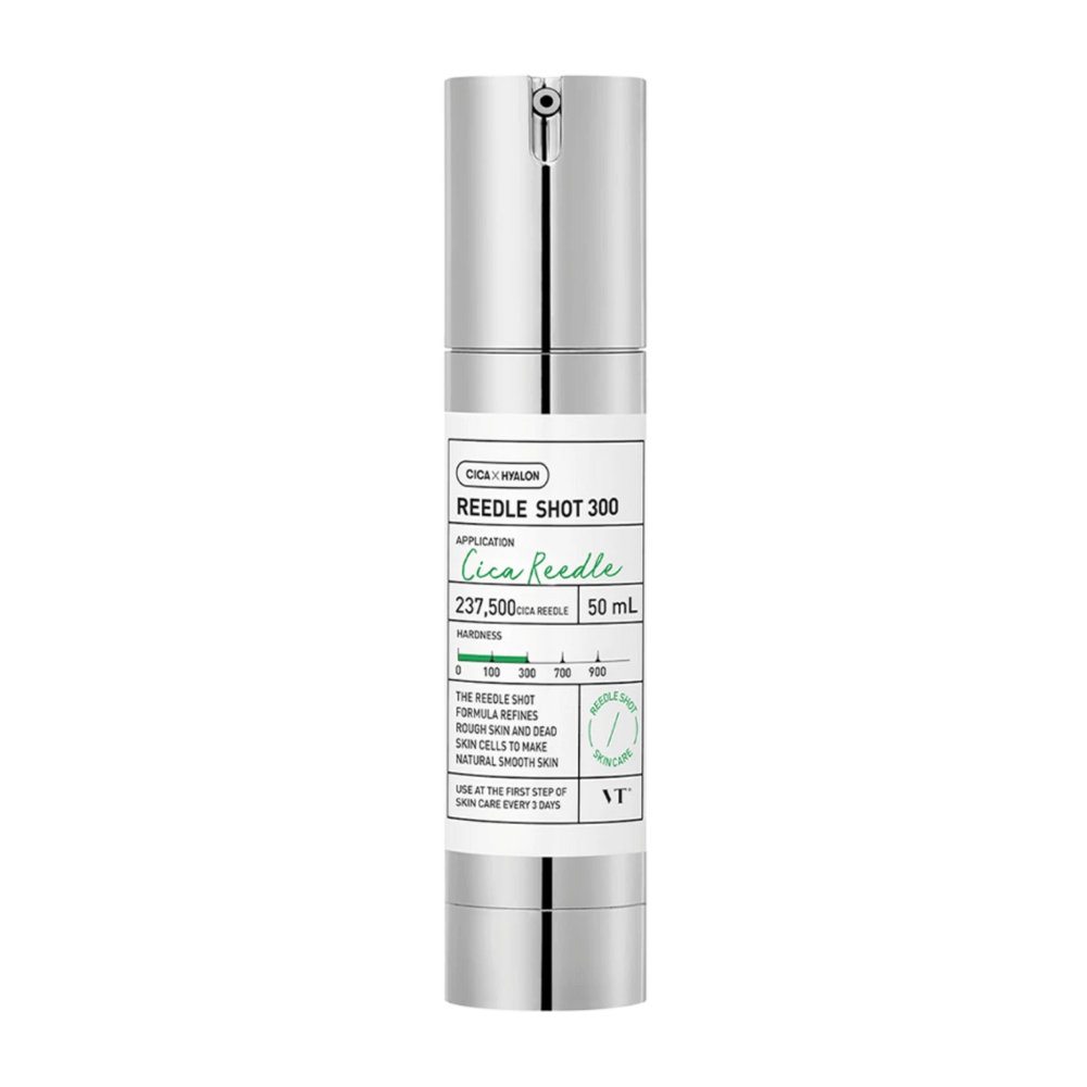 Reedle Shot 300 ist ein modernes Hautpflegeprodukt in einer silber- und weißen Flasche. Es enthält 237.500 Cica Reedle und ist zur Verbesserung der Hautstruktur und Feuchtigkeit bestimmt. Das Produkt ist für die tägliche Anwendung konzipiert und wird als erster Schritt in der Hautpflegeroutine empfohlen.