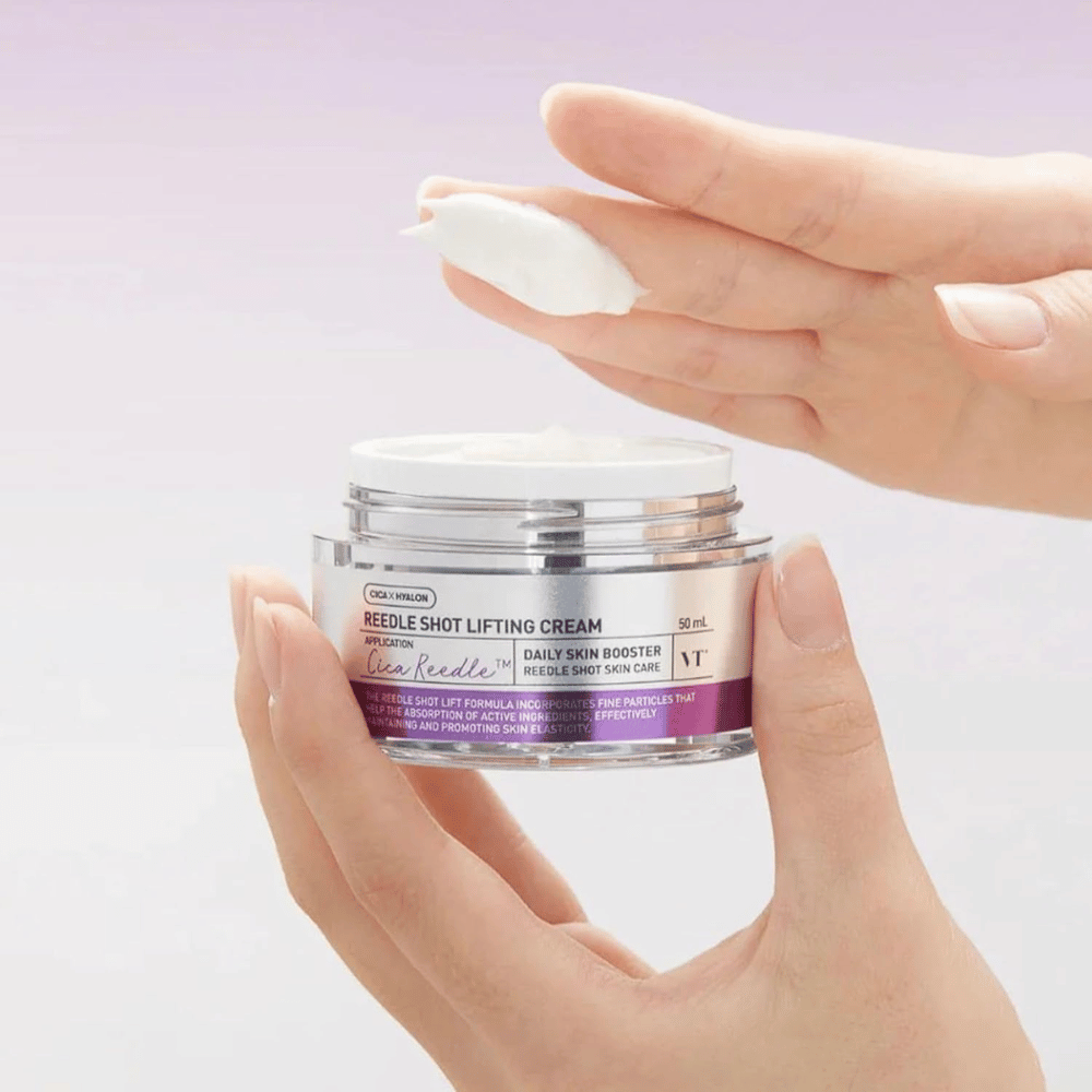 VT Cosmetics Reedle Shot Lifting Cream Creme-Textur wird auf die Haut aufgetragen für Anti-Aging-Effekt, erhöhte Spannkraft und tiefe Feuchtigkeitsversorgung.