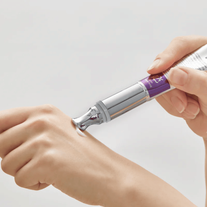 VT Cosmetics Reedle Shot Lifting Eye Cream mit Metallapplikator – kühlende Augencreme die Schwellungen und Müdigkeitsanzeichen reduziert