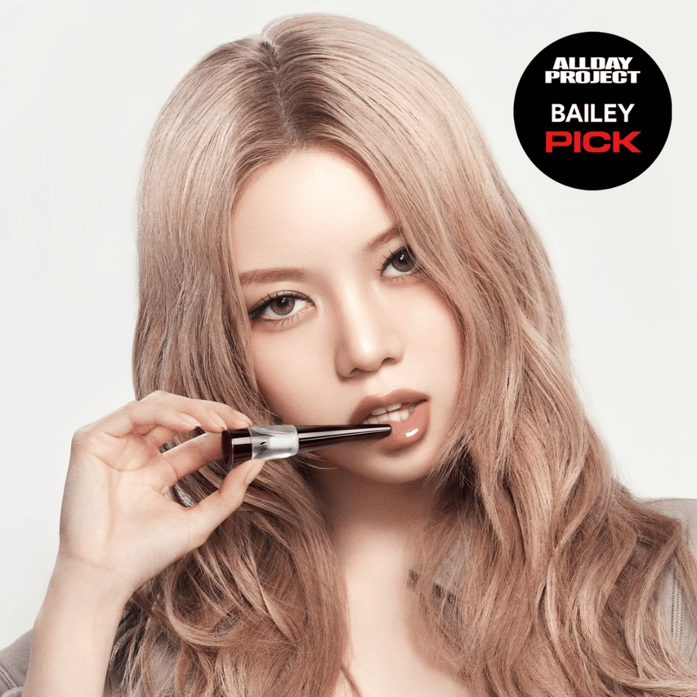 Modell trägt VT Reedle Shot Lip Plumper Expert auf die Lippen auf, glänzendes Finish und vollere Lippen, markiert als Bailey Pick vom All Day Project.
