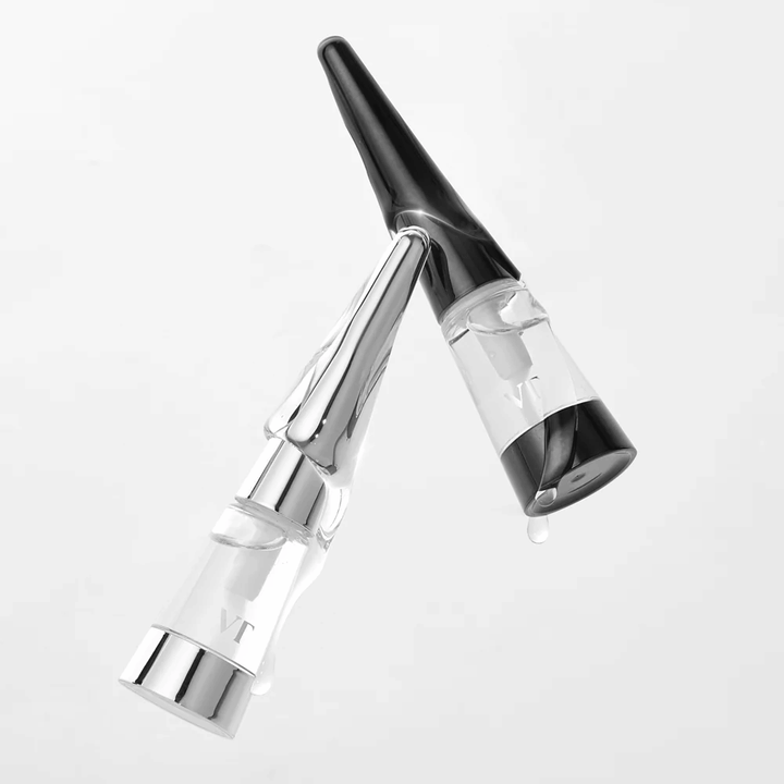 VT Cosmetics Reedle Shot Lip Plumper Beginner in transparenter Verpackung mit Silberdetails, aus einem Winkel gezeigt, um Design und Formel hervorzuheben.