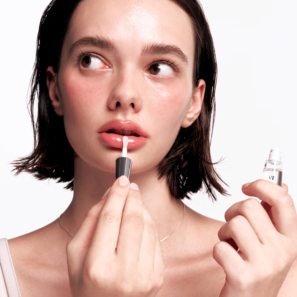 VT Cosmetics Reedle Shot Lip Plumper Beginner wird auf die Lippen aufgetragen für ein volleres Gefühl, eine glattere Lippenoberfläche und ein glänzendes Finish.