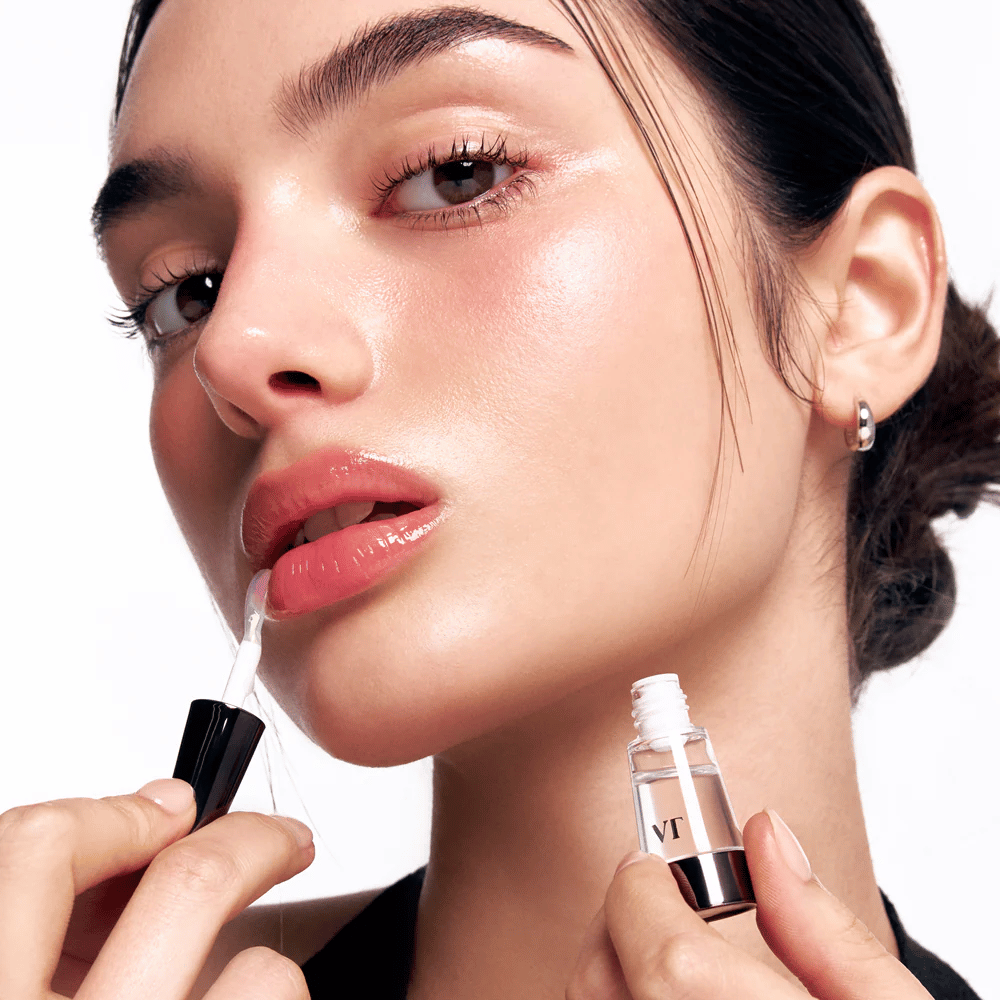 Modell trägt VT Cosmetics Reedle Shot Lip Plumper Beginner auf die Lippen auf für natürliches Plumping, Glanz und Feuchtigkeit mit leicht prickelndem Effekt.