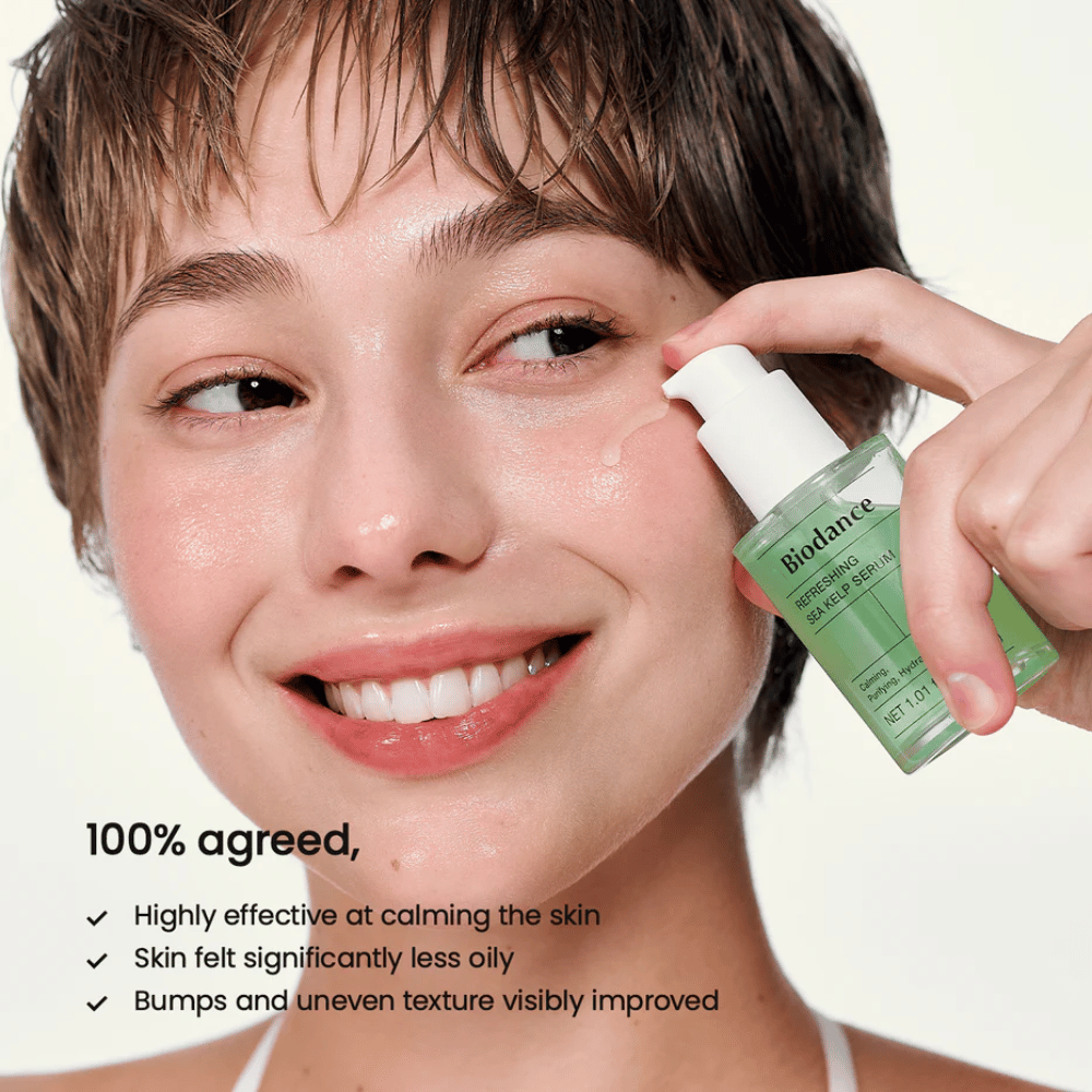 Model trägt Biodance Sea Kelp Serum auf – balanciert Talg und beruhigt empfindliche Haut.