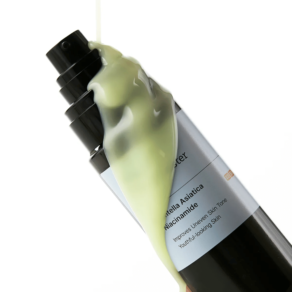 Nahaufnahme von Meditherapy Retinal Skin Booster Serum mit gelbgrüner Formel, die über die Flasche läuft – eine aktive Mischung aus Retinal, Niacinamid und Centella.
