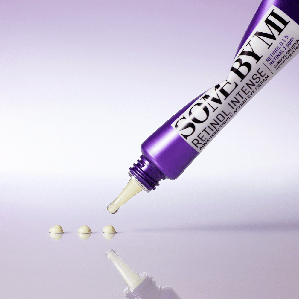 SOME BY MI Retinol Intense Eye Cream wird aus lila Tube aufgetragen – Anti-Aging Augencreme mit Retinol gegen feine Linien und müde Haut.