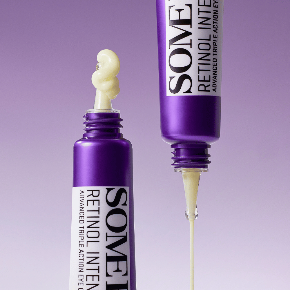 SOME BY MI Retinol Intense Advanced Triple Action Eye Cream mit Retinol – Nahaufnahme der Creme-Konsistenz in lila Tube zur Reduzierung von Falten und dunklen Ringen.