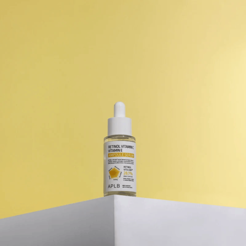 APLB Retinol Vitamin C Vitamin E Ampoule Serum 40 ml auf weißem Podest