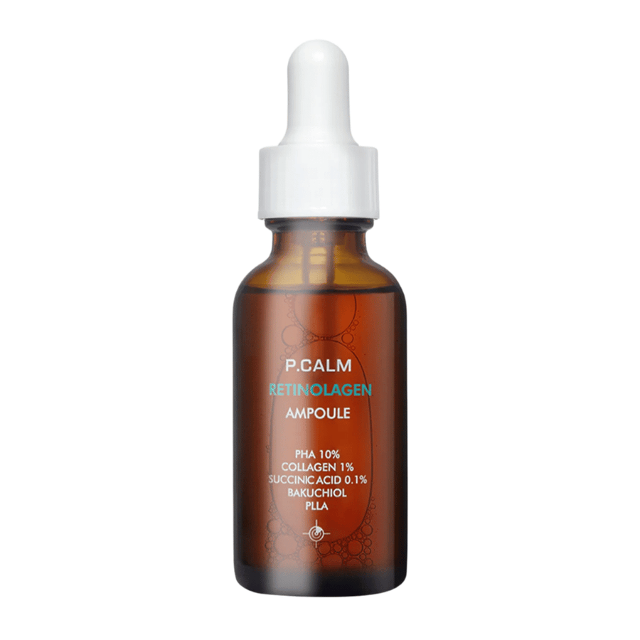 Freigestelltes Produktbild von P.CALM Retinolagen Ampoule auf hellem Hintergrund. Die braune Glasflasche mit Pipette und minimalistischem Design vermittelt einen klinischen und professionellen Eindruck.