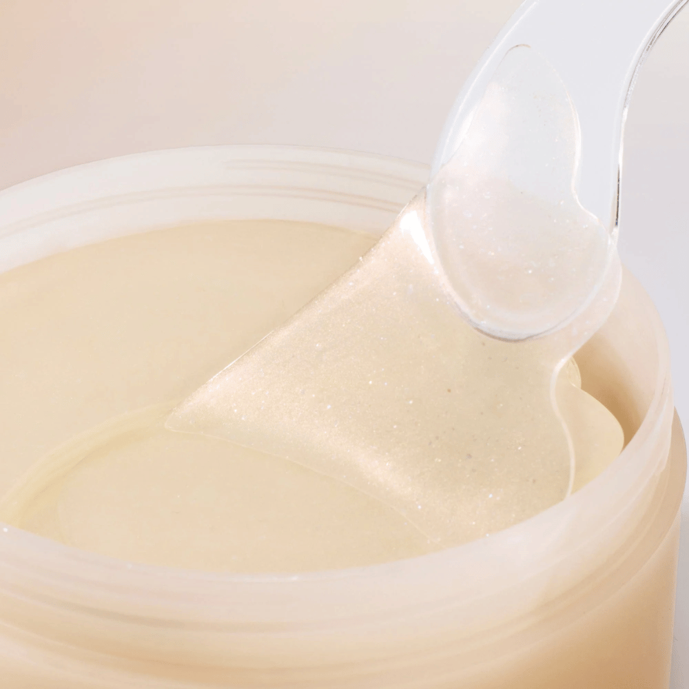 Spatel hebt Beauty of Joseon Under Eye Patch aus der Dose, Hydrogel-Patches mit Ginseng und Retinal für Anti-Aging und Augenpflege.