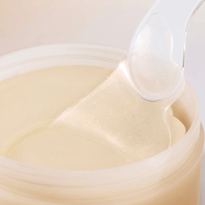 Spatel hebt Beauty of Joseon Under Eye Patch aus der Dose, Hydrogel-Patches mit Ginseng und Retinal für Anti-Aging und Augenpflege.