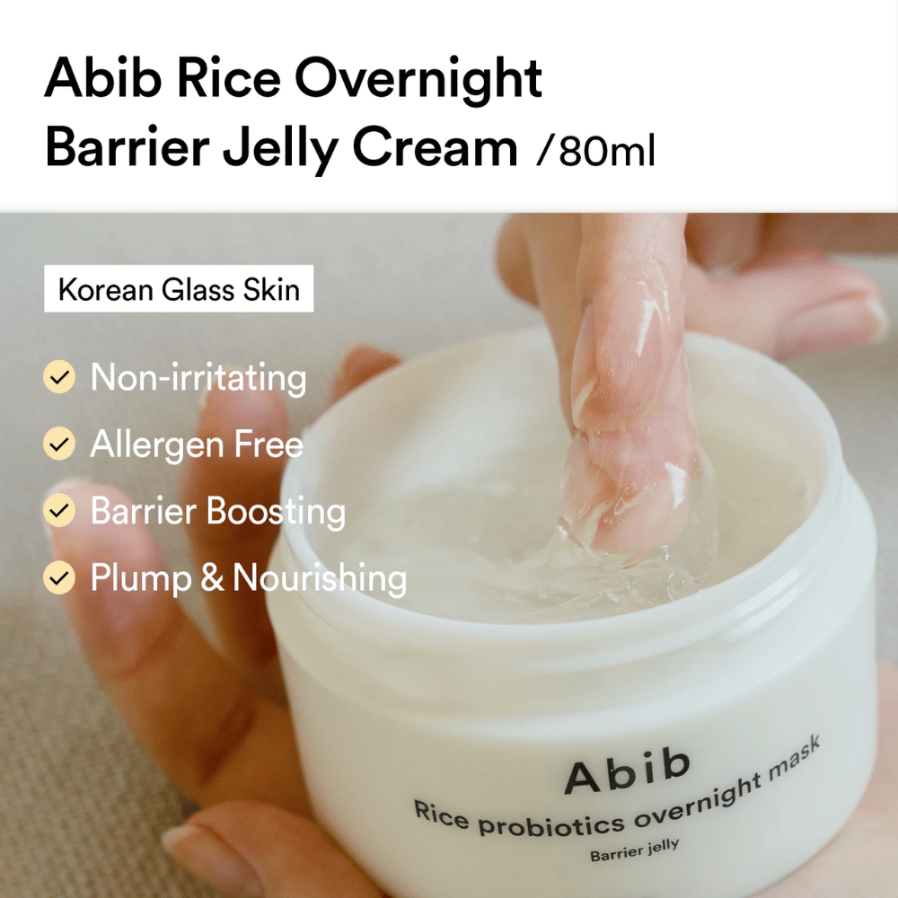 Eine Hand taucht einen Finger in Abib Rice Probiotics Overnight Mask – eine gelartige Creme, die als nicht reizend, allergenfrei, hautbarrierestärkend und tiefenpflegend vermarktet wird.