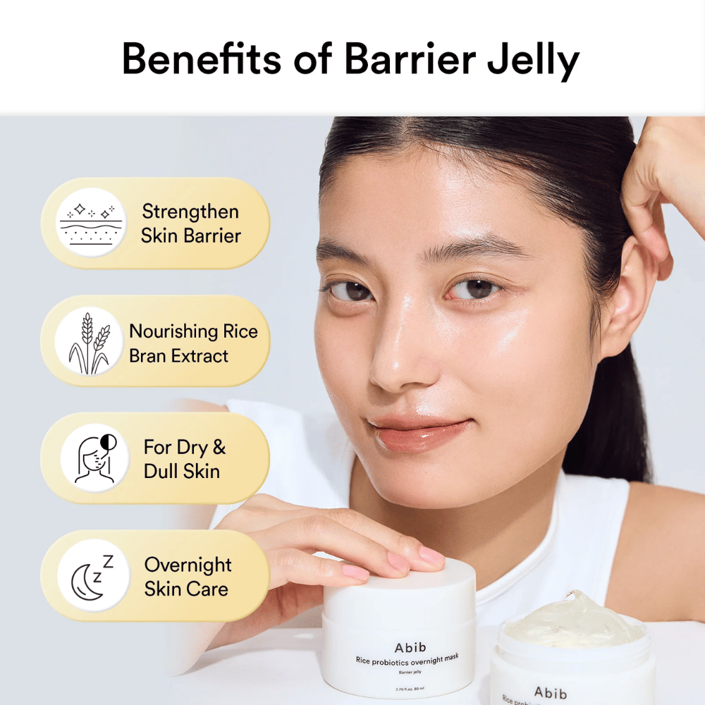 Kvinna med glowig hud poserar bredvid Abib Rice Probiotics Overnight Mask. Text visar produktens fördelar: stärker hudbarriären, närande risextrakt, för torr/glåmig hud, och nattvård.