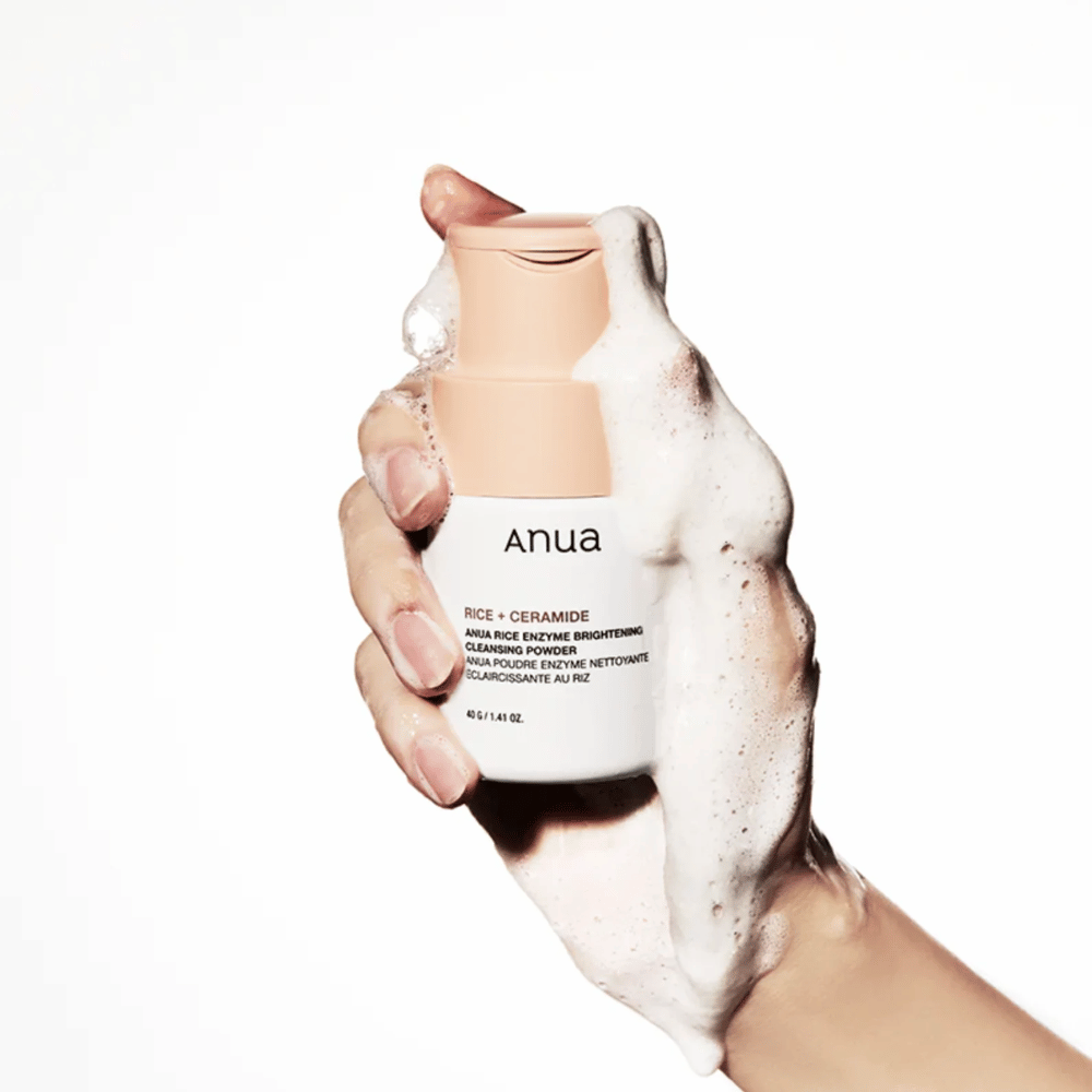 Anua Rice Enzyme Brightening Cleansing Powder ist ein Reinigungsprodukt, das Reis und Ceramide enthält. Es ist so konzipiert, dass es ein sanftes Peeling und Glanz für die Haut bietet. Das Produkt löst Schmutz und abgestorbene Hautzellen auf, um die Haut sauber und frisch zu hinterlassen. Ideal für den täglichen Gebrauch, hilft es, die Hautstruktur zu verbessern und einen gleichmäßigeren Teint zu verleihen.