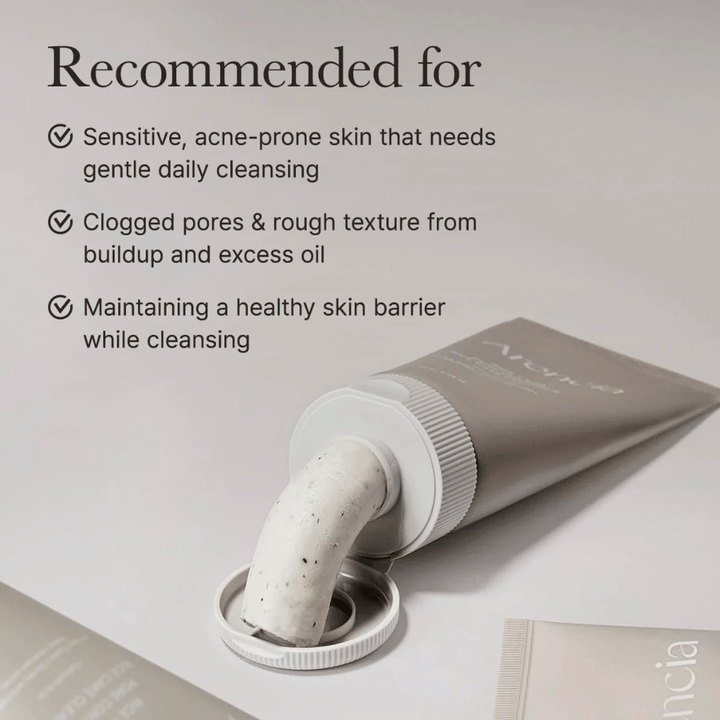 Arencia Rice + LHA Pore Control Rice Cake Cleanser in Tube mit herausgedrücktem Produkt, zeigt cremige Konsistenz für empfindliche und zu Akne neigende Haut.