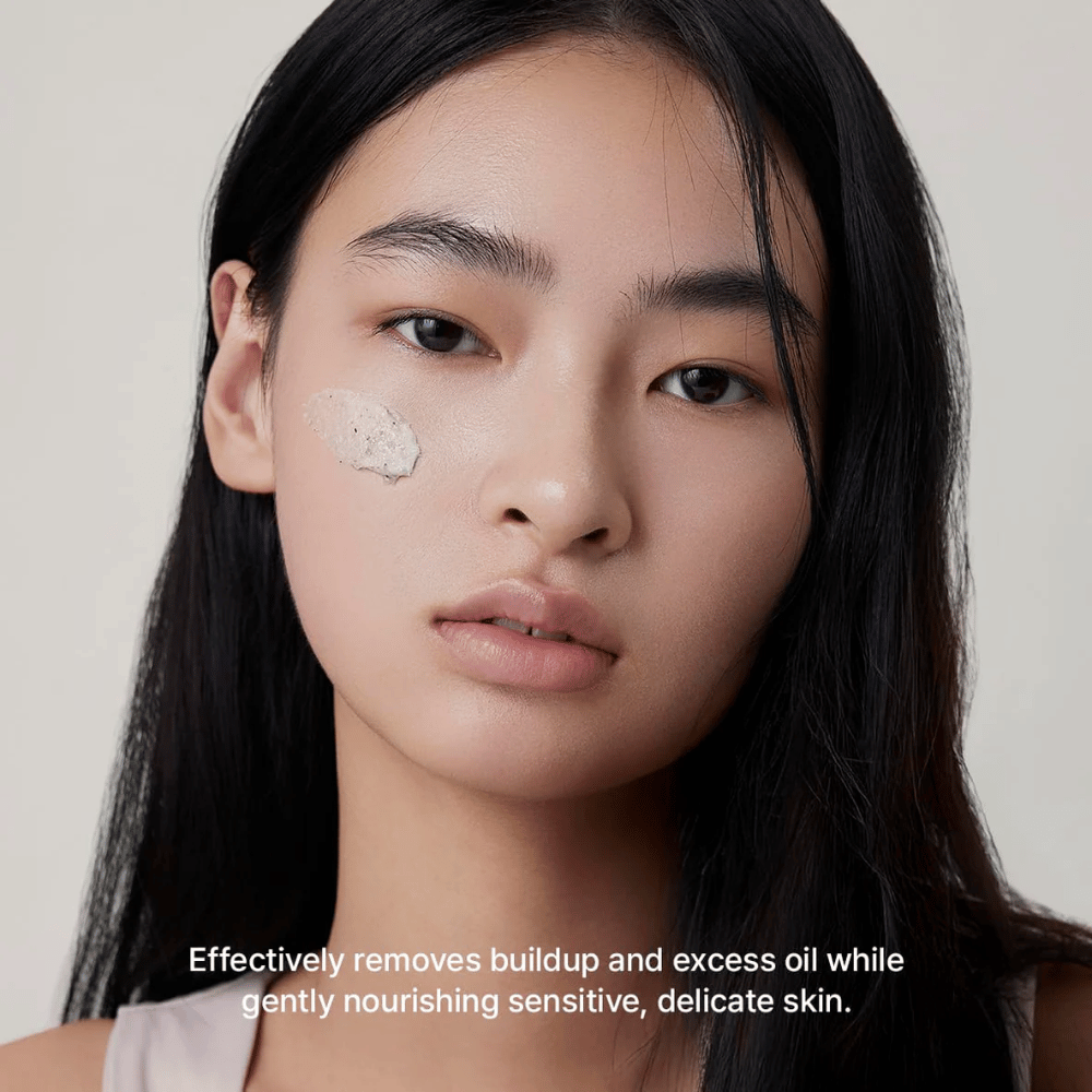 Modell mit Arencia Rice + LHA Pore Control Rice Cake Cleanser auf der Wange aufgetragen, milde Gesichtsreinigung, die Schmutz und überschüssiges Sebum effektiv entfernt, ohne die Haut auszutrocknen.
