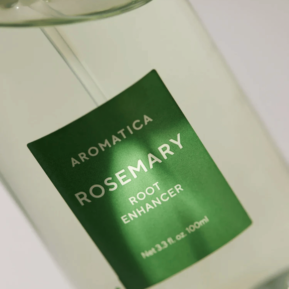 Detailaufnahme des Etiketts auf AROMATICA Rosemary Root Enhancer. Das grüne Etikett und die transparente Flasche unterstreichen das saubere und minimalistische Erscheinungsbild des Produkts.