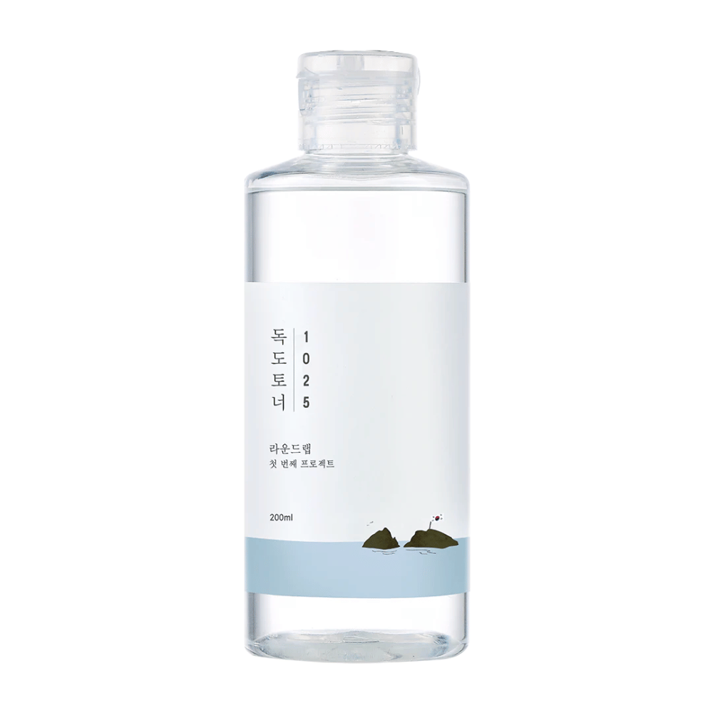 Eine offene Flasche Round Lab 1025 Dokdo Toner mit einfachem Design und Meeresmotiv, auf weißem Hintergrund.