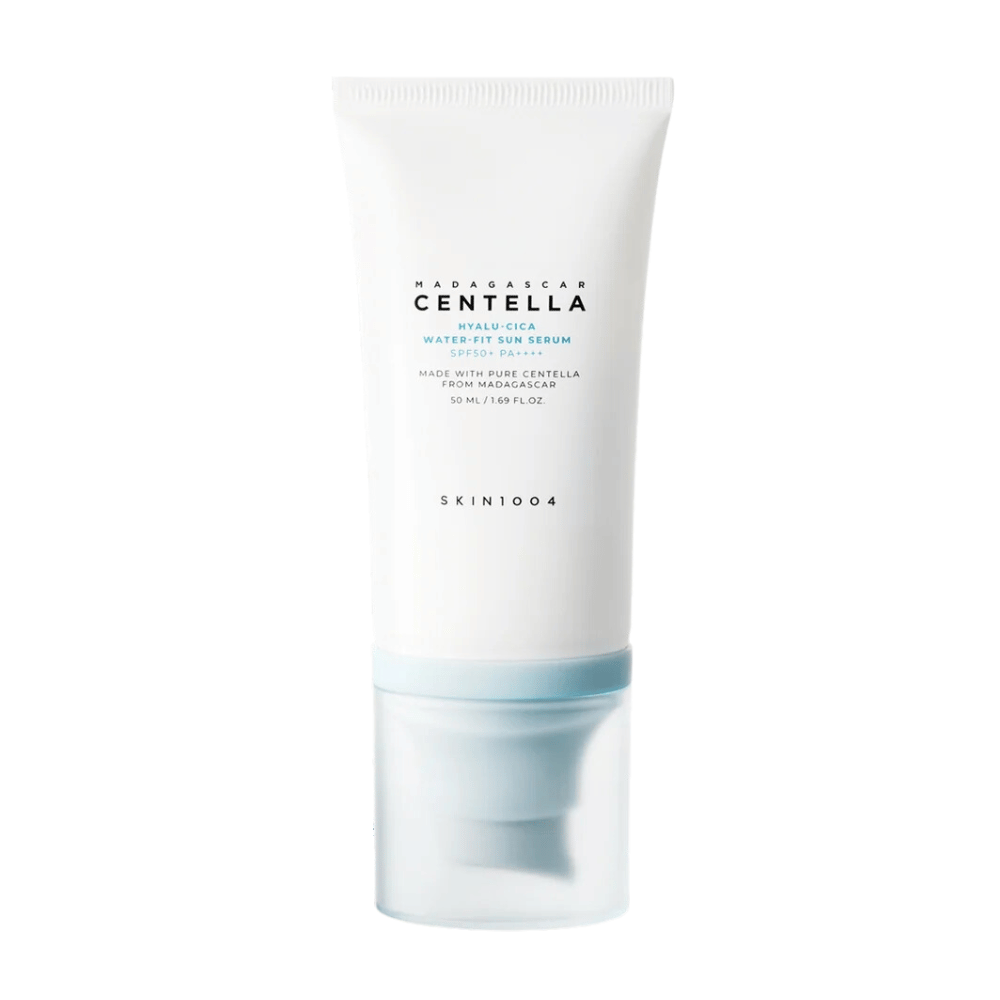 Madagascar Centella Hyalu-Cica Water-Fit Sun Serum 50ml von SKIN1004 schützt vor UV-Strahlen und erhöht gleichzeitig die Feuchtigkeit mit Madagascar Centella.