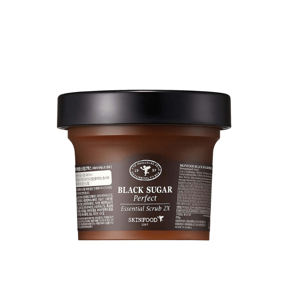 Eine Dose SKINFOOD Black Sugar Perfect Essential Scrub 2X 210g auf weißem Hintergrund.