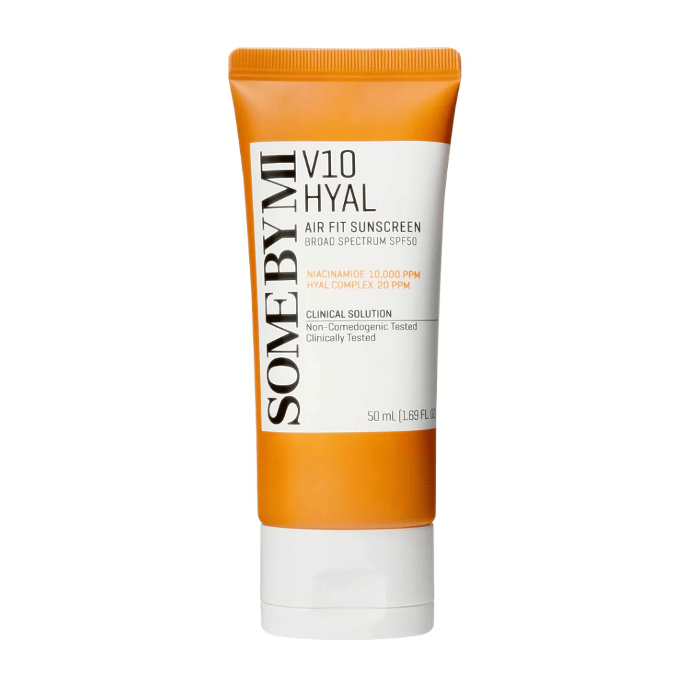 SOME BY MI V10 Hyal Air Fit Sunscreen SPF50 bietet einen breiten Spektrum-UV-Schutz. Enthält 10.000 PPM Niacinamid und 20 PPM Hyaluronsäurekomplex, die die Haut befeuchten und aufhellen. Klinisch getestet und nicht komedogen, was es ideal für den täglichen Gebrauch macht.