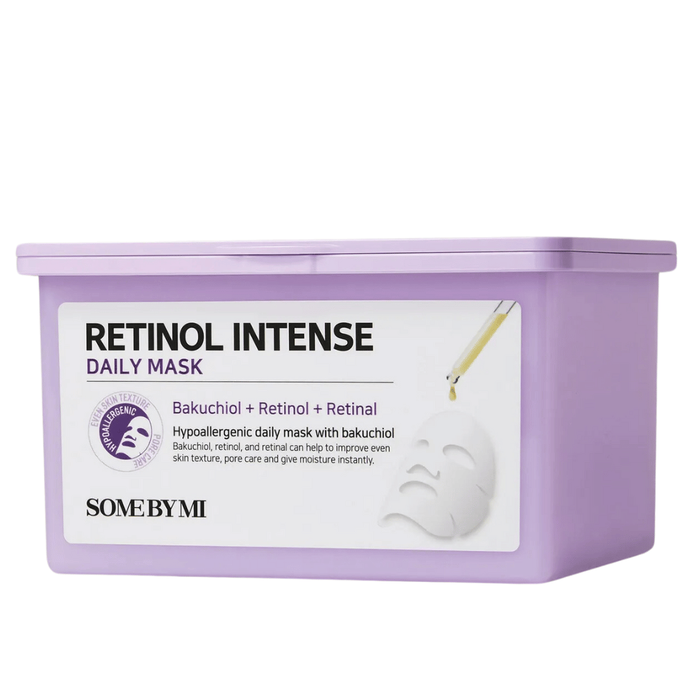 Dieses Bild zeigt Some By Mi
"Retinol Intense Daily Mask." Diese tägliche Gesichtsmaske enthält Bakuchiol, Retinol und Retinal, die dazu beitragen, die Hautstruktur zu verbessern, Poren zu minimieren und Feuchtigkeit zu spenden. Das Produkt ist hypoallergen und für die tägliche Anwendung konzipiert.