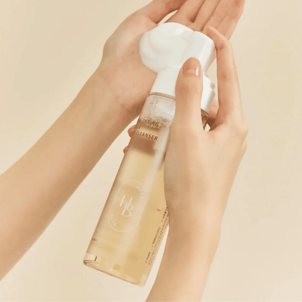 Heveblue Salmon Caring Centella Bubble Cleanser wird in der Hand verwendet – milder koreanischer Bubble Cleanser, der einen luftigen Schaum erzeugt und hilft, die Haut zu reinigen, ohne sie auszutrocknen.