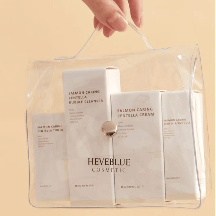 Heveblue Salmon Caring Centella Special Travel Kit Necessaire – komplettes koreanisches Hautpflege-Set mit gesichtswasser, Cleanser, Creme und Ampulle in transparenter Reisetasche.