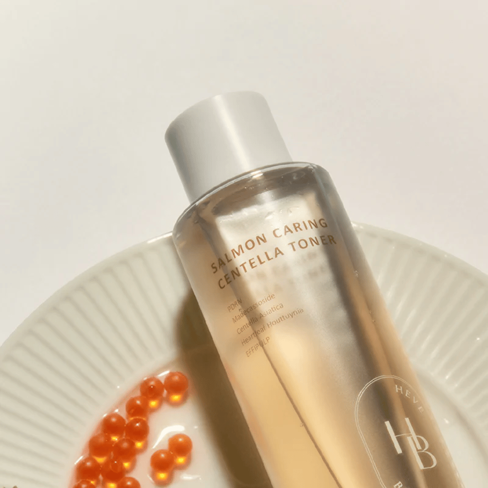 Salmon Caring Centella Toner von Heveblue mit laxinspirierter Zutatenumgebung – koreanischer Toner mit PDRN und Centella, der die Haut beruhigt, die Hautbarriere stärkt und intensive Feuchtigkeit spendet.