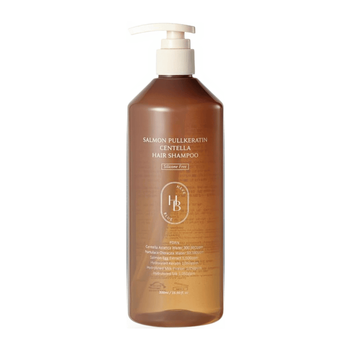 Heveblue Salmon Pullkeratin Centella Hair Shampoo in transparenter brauner Pumpflasche vor hellem Hintergrund. Shampoo mit Centella, Lachsextrakt und Keratin, das dabei hilft, das Haar zu reinigen und zu pflegen.