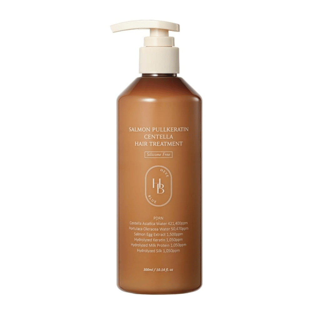 Heveblue Salmon Pullkeratin Centella Hair Treatment in brauner Pumpflasche vor hellem Hintergrund. Haarbehandlung mit Centella, Lachsextrakt, Keratin, Seidenprotein und Milchprotein zur Pflege und Feuchtigkeitsversorgung des Haares.