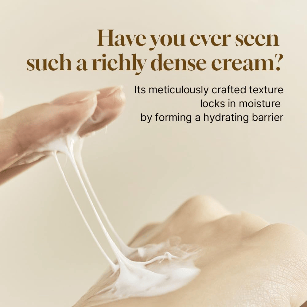 Reiche und dichte Konsistenz von Salmon Caring Centella Cream, die zeigt, wie die Creme eine feuchtigkeitsspendende Barriere bildet und Feuchtigkeit in der Haut einschließt.
