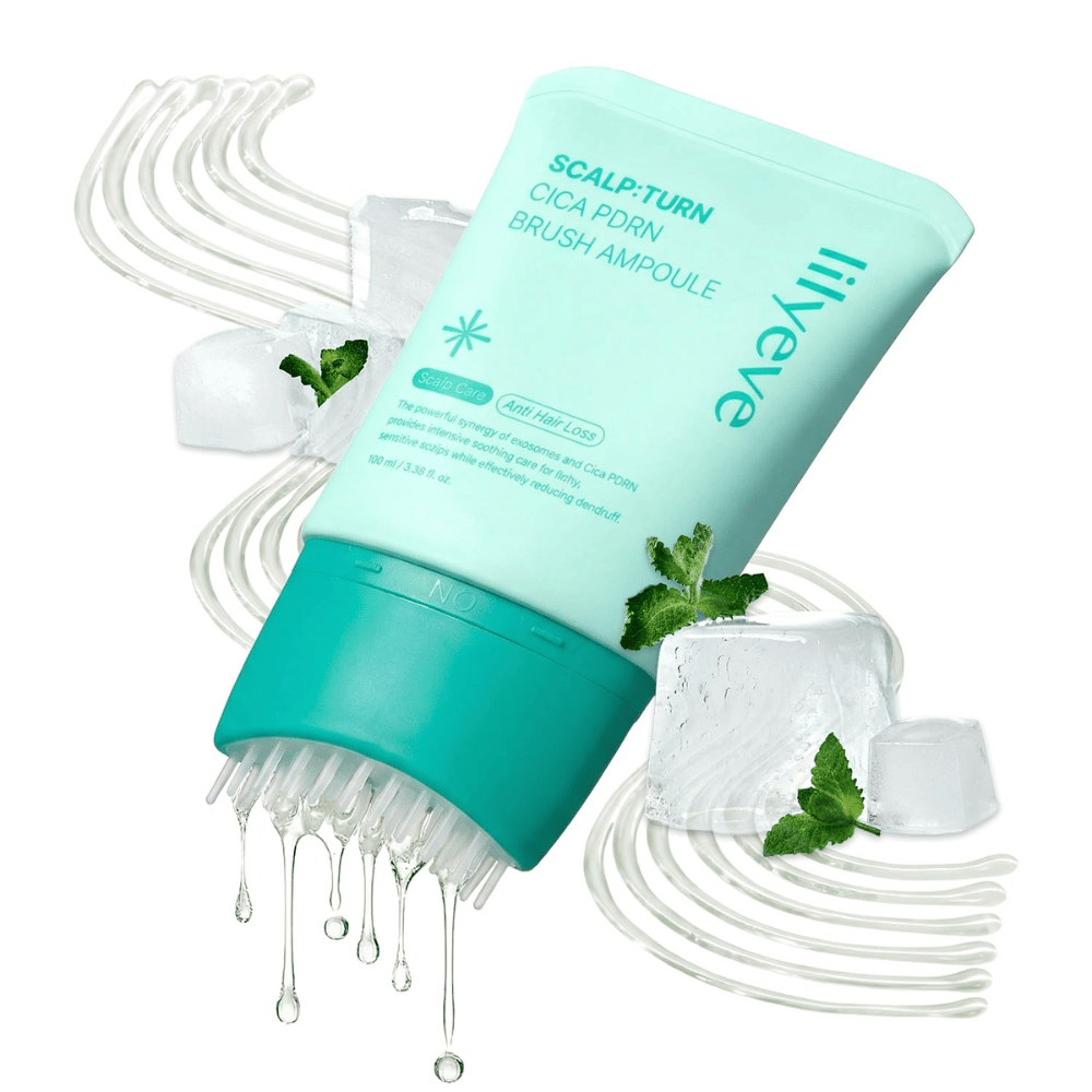 Nahaufnahme von LILYEVE Scalp:Turn Cica PDRN Brush Ampoule zusammen mit Eiswürfeln, Minze und Serumtropfen. Das Bild vermittelt ein kühlendes und erfrischendes Gefühl und hebt gleichzeitig den einzigartigen Bürstenapplikator hervor.
