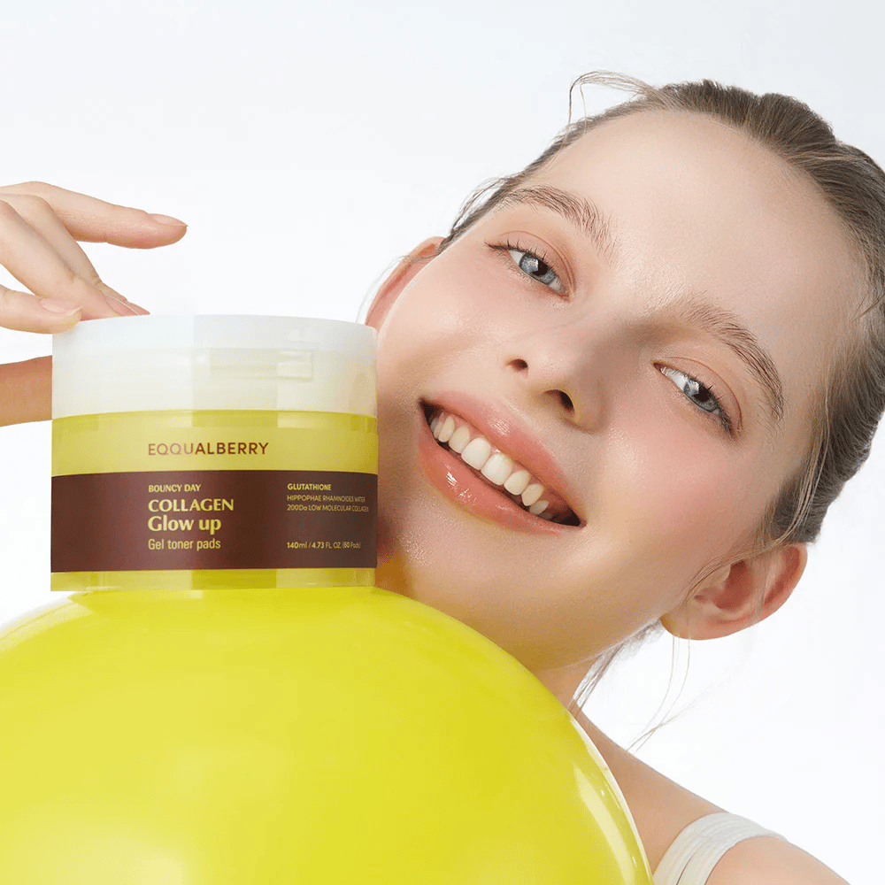 Leende modell som håller i Bouncy Day Collagen Glow up Gel Toner Pads, som hjälper till att ge en ungdomlig glöd och fasthet med låg molekylär kollagen och glutation.