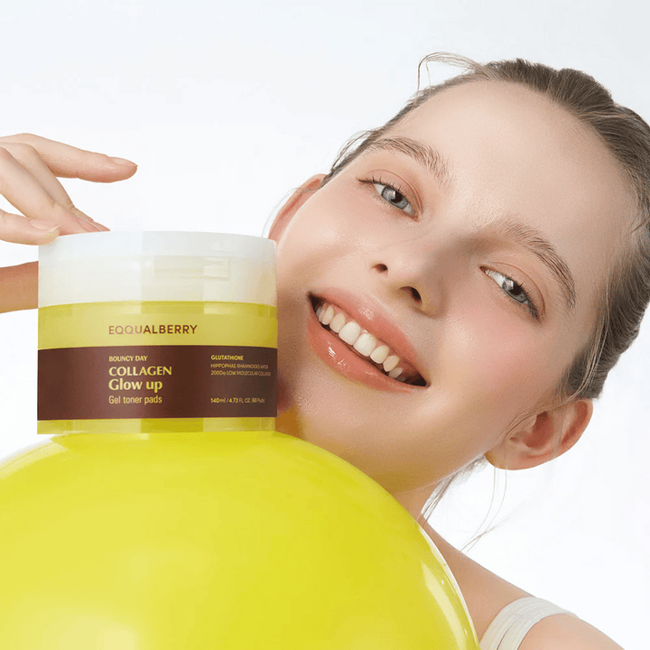 Leende modell som håller i Bouncy Day Collagen Glow up Gel Toner Pads, som hjälper till att ge en ungdomlig glöd och fasthet med låg molekylär kollagen och glutation.