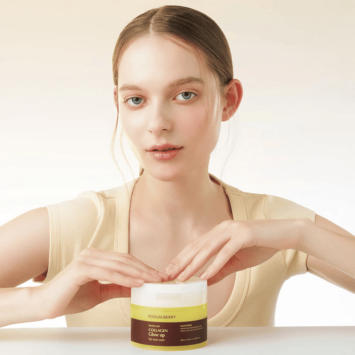 Modell som håller i Bouncy Day Collagen Glow up Gel Toner Pads, som återfuktar och ger en vacker glöd med låg molekylär kollagen och glutation.