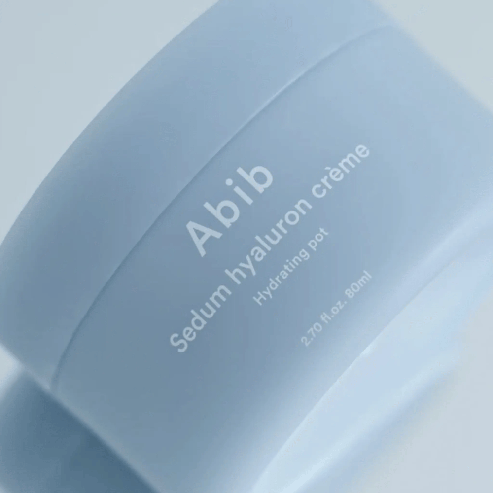 Nahaufnahme von Abib Sedum Hyaluron Crème Hydrating Pot 80 ml in einem hellblauen Behälter mit minimalistischem Design vor neutralem Hintergrund.