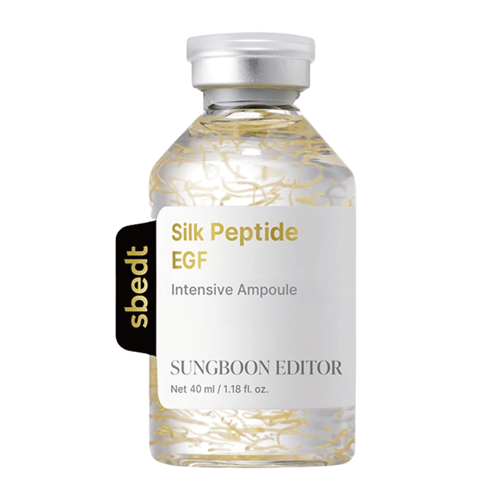 SUNGBOON EDITOR Silk Peptide EGF Intensive Ampoule ist ein konzentriertes Serum mit Seidenextrakt, EGF, Peptiden und 24K Gold, das die Haut mit Feuchtigkeit versorgt und zu einem festeren, ebenmäßigeren und strahlenderen Aussehen beiträgt.