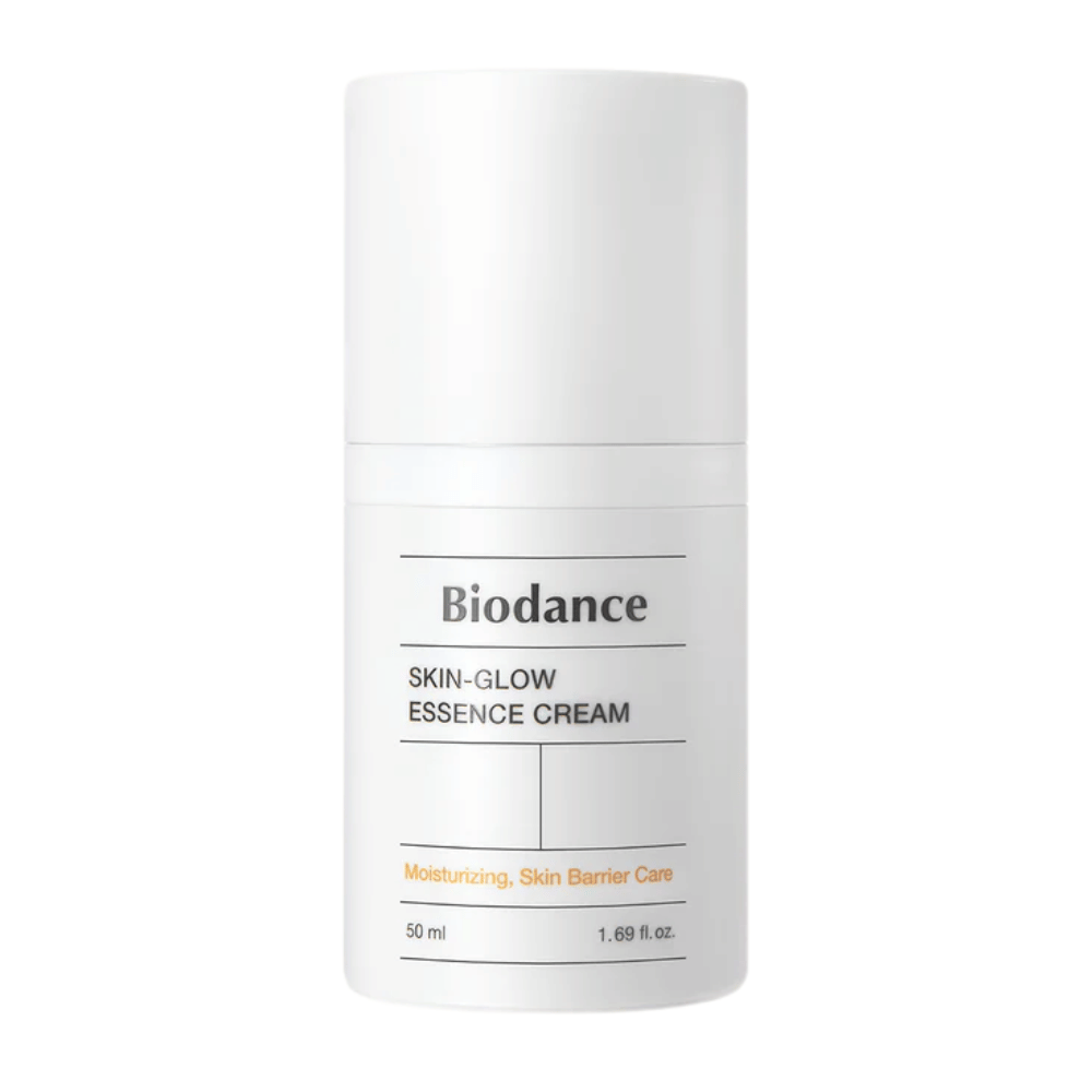 Produktbild von Biodance Skin-Glow Essence Cream in einer weißen Pumpflasche mit minimalistischem Design. Der Text auf der Verpackung zeigt, dass die Creme Feuchtigkeit spendet und die Hautbarriere stärkt. Volumen: 50 ml.