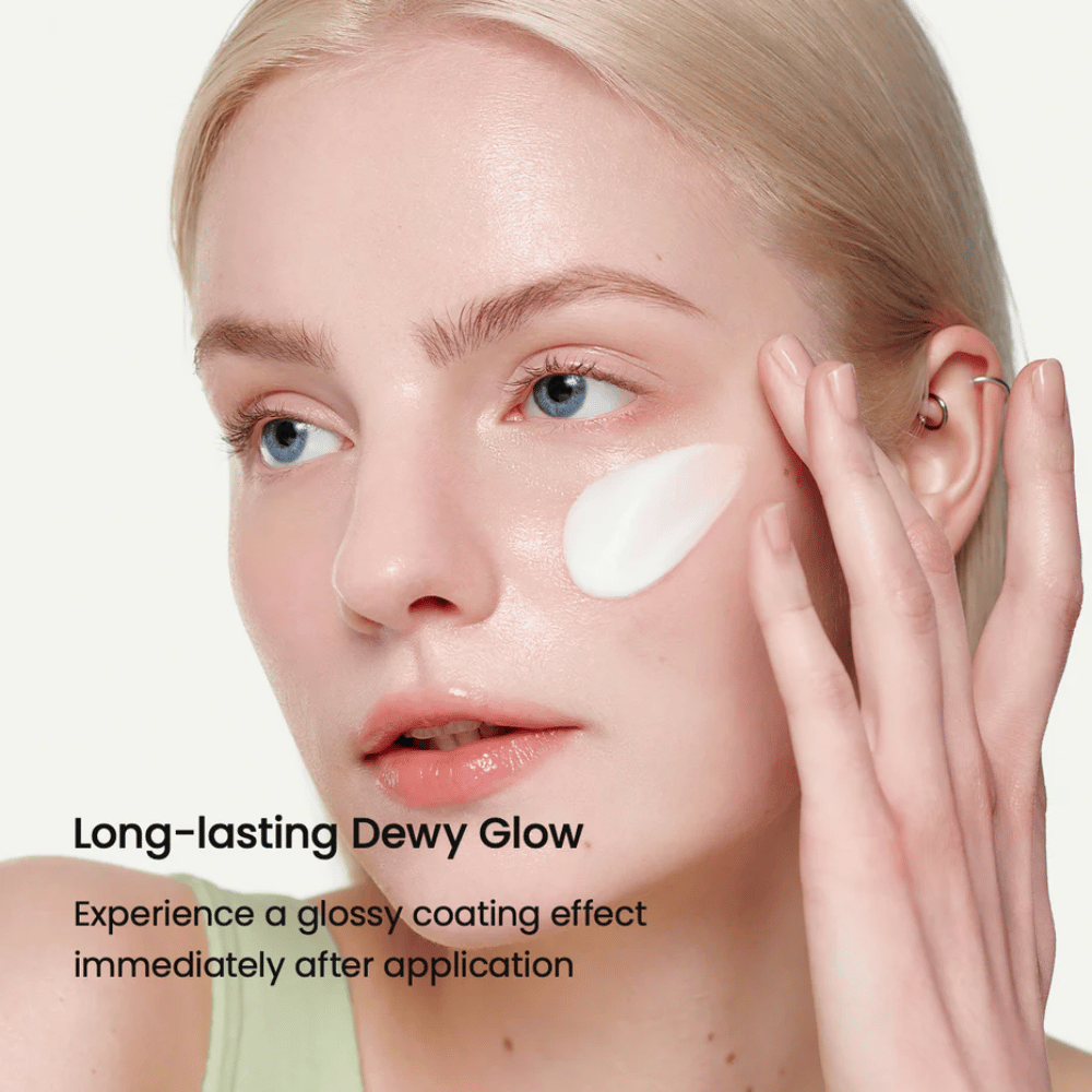 Nahaufnahme einer Frau mit heller Haut, die Biodance Skin-Glow Essence Cream auf die Wange aufträgt, was ein sofort glänzendes und hydratisiertes Aussehen mit lang anhaltendem Glanz verleiht.