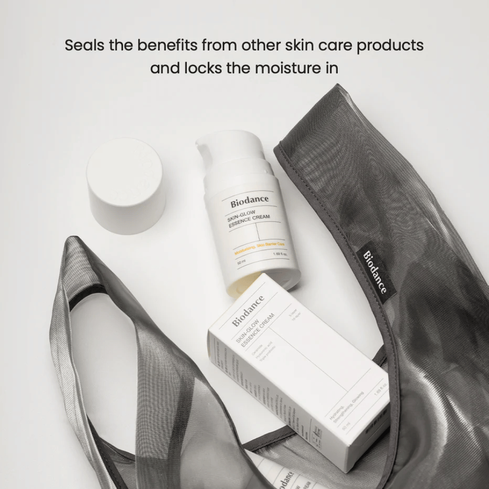 Biodance Skin-Glow Essence Cream im Fokus zusammen mit der Produktverpackung und einem schwarzen transparenten Necessaire, mit Text darüber, der die Fähigkeit der Creme betont, Feuchtigkeit einzuschließen und die Wirkung anderer Hautpflegeprodukte zu verstärken.