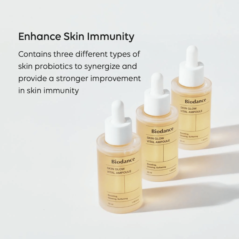 Drei Flaschen von Biodance Skin Glow Vital Ampoule werden mit dem Text 'Enhance Skin Immunity' angezeigt. Das Produkt enthält drei verschiedene Arten von Hautprobiotika, die die Hautimmunität stärken und ihren Schutz verbessern.