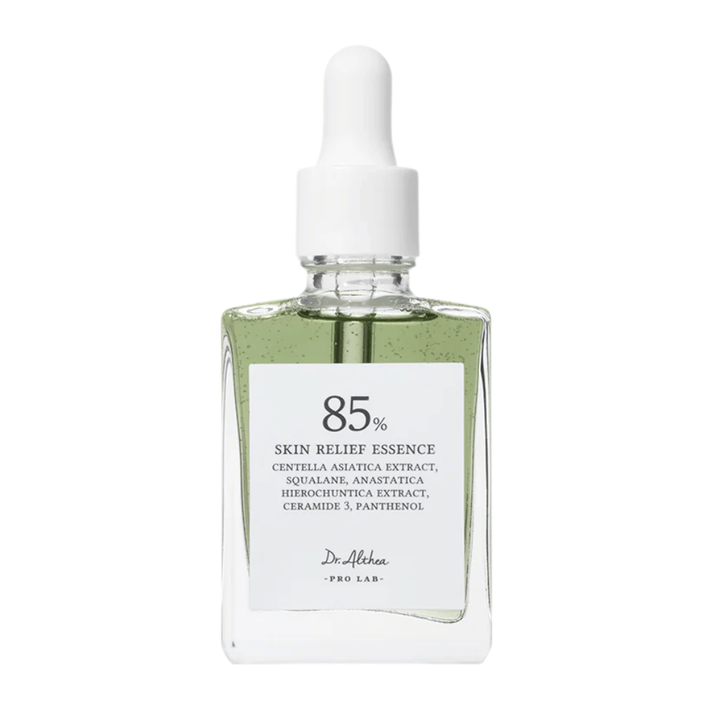 Dr. Althea 85% Skin Relief Essence in einer stilvollen Glasflasche mit weißer Pipette. Enthält Centella Asiatica, Ceramide und Panthenol zur Beruhigung und Wiederherstellung der Haut.