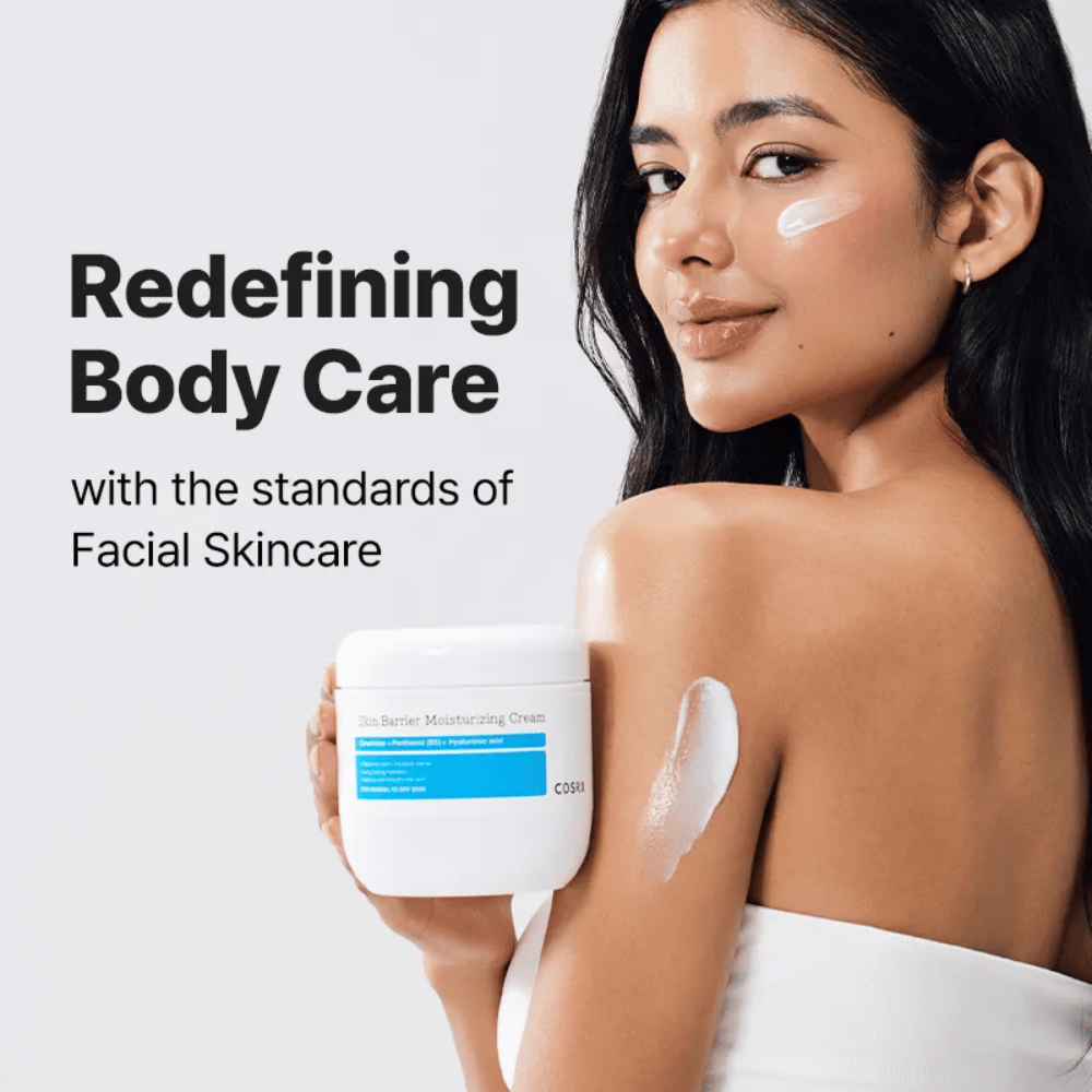 Frau trägt COSRX Skin Barrier Moisturizing Cream auf – feuchtigkeitsspendende Körpercreme inspiriert von Gesichtspflege.