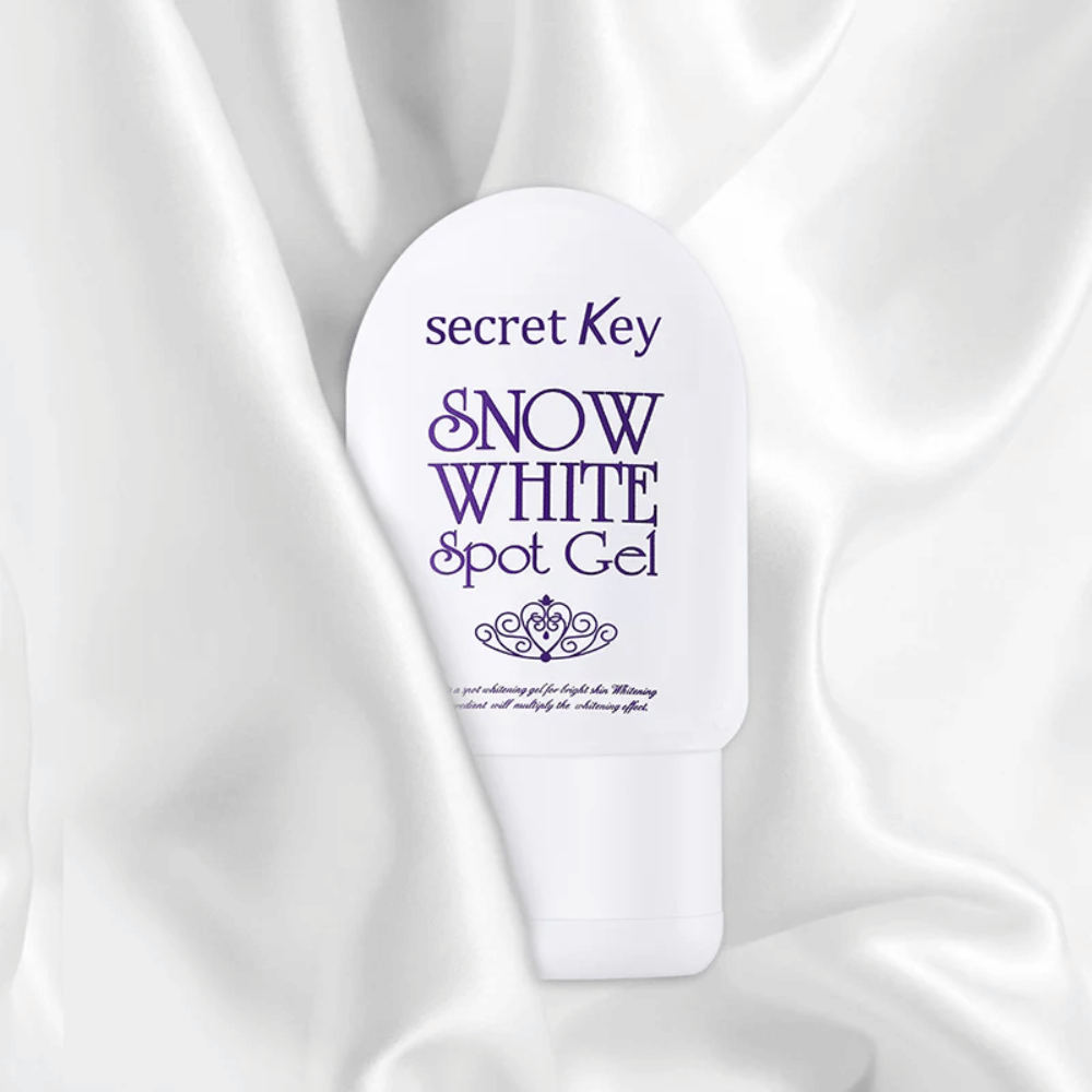Secret Key Snow White Spot Gel auf einem weißen, seidenähnlichen Stoffhintergrund platziert.